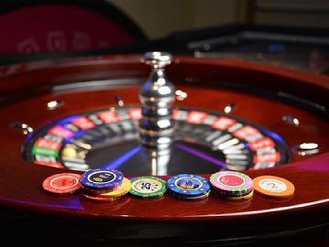 lincah id mobile app interface showing live-dealer tables and sportsbook navigation on Android and iOS devices